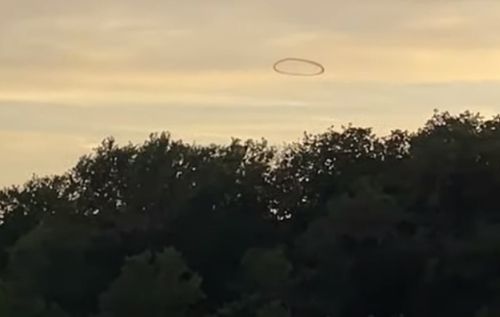 Очевидцев озадачило тёмное кольцо, летевшее по небу