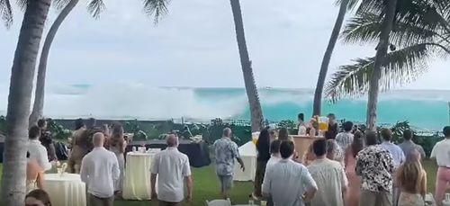 Огромная волна чуть не смыла свадьбу
