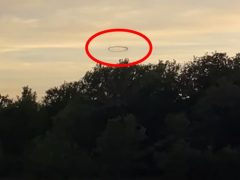 Очевидцев озадачило тёмное кольцо, летевшее по небу
