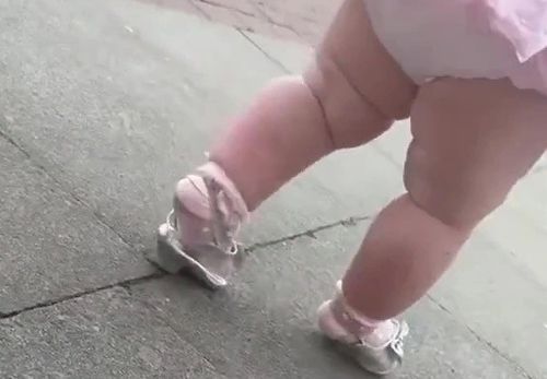 Малышка в туфельках на каблуках возмутила и шокировала пользователей интернета