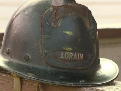 Старый пожарный шлем, найденный в подвале, вернулся в семью владельца