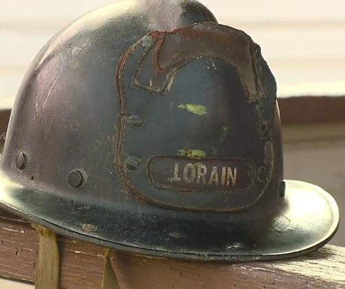 Старый пожарный шлем, найденный в подвале, вернулся в семью владельца