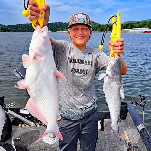 Во время рыбалки 15-летний мальчик вместо голубого сома поймал редкую белую рыбу
