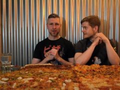 Приятелям не пришлось платить за огромную пиццу, ведь они сумели съесть её в установленный срок
