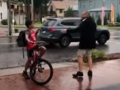 Взрослый мужчина поругался с 11-летним мальчиком и столкнул его с велосипеда