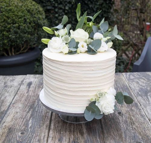 Чтобы сэкономить, невеста сделала фальшивый свадебный торт