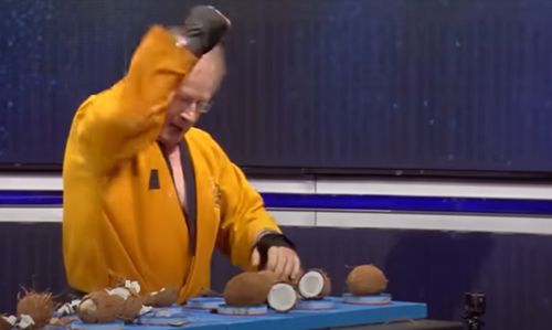 Рекордсмен за минуту разбил 148 кокосовых орехов