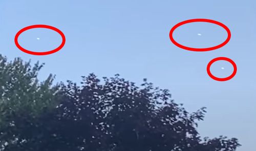 Три странных летательных аппарата пролетели над деревьями, не производя ни малейшего шума