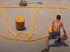 Спортсмен использовал кукурузу, чтобы сделать разметку на баскетбольной площадке
