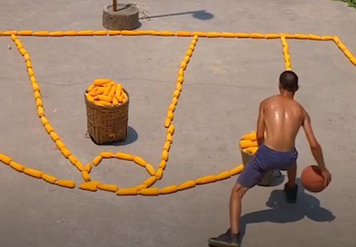 Спортсмен использовал кукурузу, чтобы сделать разметку на баскетбольной площадке