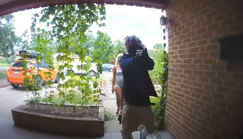 Камера видеонаблюдения запечатлела преступника, направившего пистолет на домовладельцев