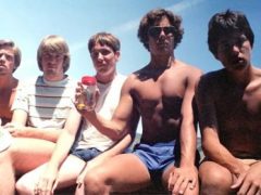 Пятеро друзей вот уже 40 лет фотографируются на озере в одних и тех же позах
