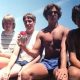 Пятеро друзей вот уже 40 лет фотографируются на озере в одних и тех же позах
