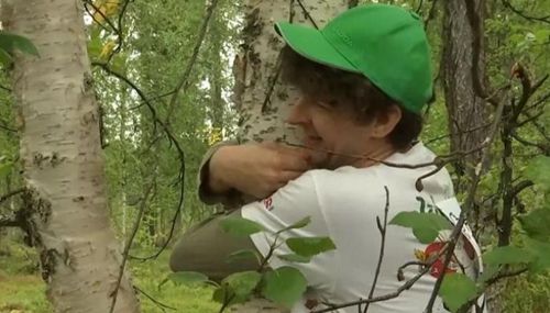Люди, любящие природу, приняли участие в чемпионате по объятиям с деревьями