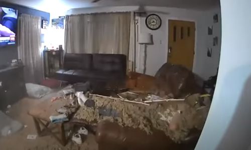 Домовладелец, на которого рухнул потолок, просто продолжил смотреть телевизор