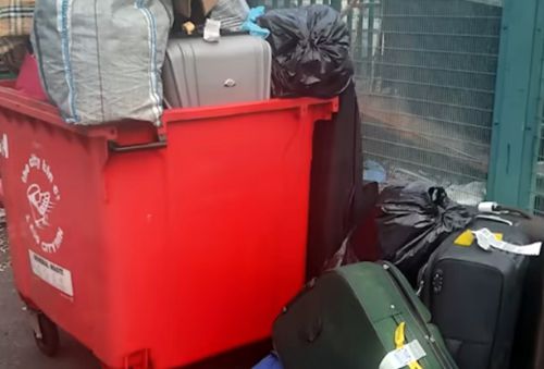 Багаж авиапассажиров оказался в мусорном контейнере