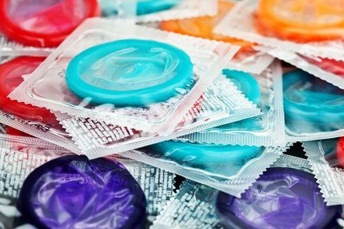 Учительница велела школьникам принести на урок презервативы, наполненные спермой