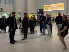 Встречая сына в аэропорту, папа исполнил ритуальный танец