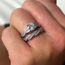 Женихи начали дарить невестам фальшивые обручальные кольца