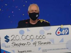Используя одни и те же числа для лотереи в течение 36 лет, везунчик выиграл 20 миллионов долларов