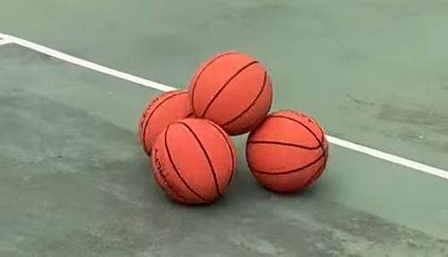 Катящиеся баскетбольные мячи, сложенные горкой, заворожили зрителей