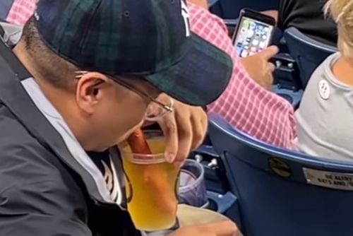 Зритель на бейсболе использовал сосиску как соломинку для пива