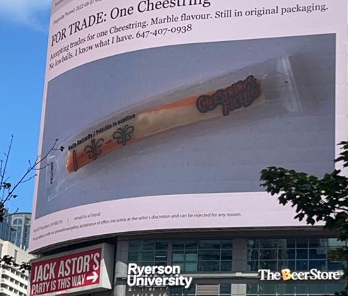 Канадец арендовал рекламный щит, чтобы обменять сырные палочки на что-нибудь другое