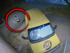 Автовладелец поймал под своей машиной вора и избил его