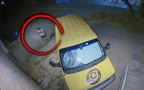 Автовладелец поймал под своей машиной вора и избил его