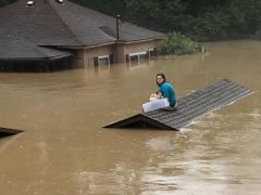 Спасаясь от наводнения, девушка не забыла прихватить любимую собаку