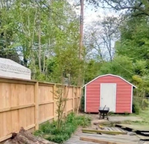 Предприимчивый мужчина воспользовался тем, что соседи поставили новый забор