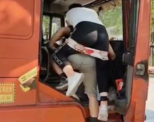 Водитель грузовика заботится о парализованной жене и берёт её с собой в поездки