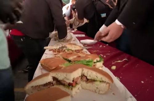 Мексиканские повара приготовили самый длинный сэндвич за рекордное время