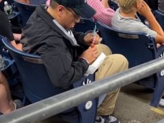 Зритель на бейсболе использовал сосиску как соломинку для пива