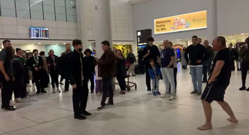 Встречая сына в аэропорту, папа исполнил ритуальный танец