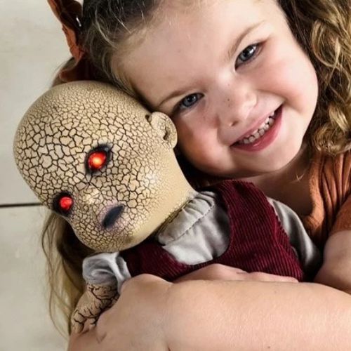 Девочка очень любит жуткую куклу, которая пугает других детей