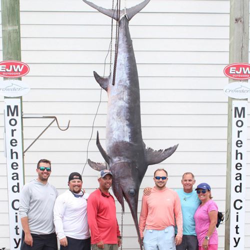 Рыбаки вступили в 2,5-часовую схватку с меч-рыбой, принесшей им рекорд штата