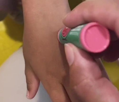 Ароматный бальзам для губ позволяет учительнице поддерживать дисциплину в классе