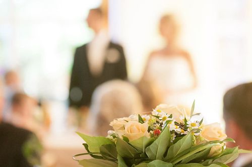 Невеста расстроилась из-за свадебной гостьи, выглядевшей слишком привлекательно
