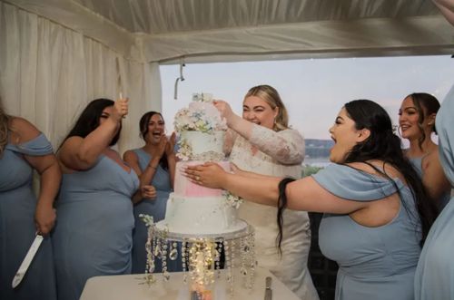 Невеста, которую бросили в день свадьбы, всё равно устроила праздник
