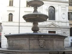 Турист, перекусивший рядом с историческим фонтаном, был оштрафован
