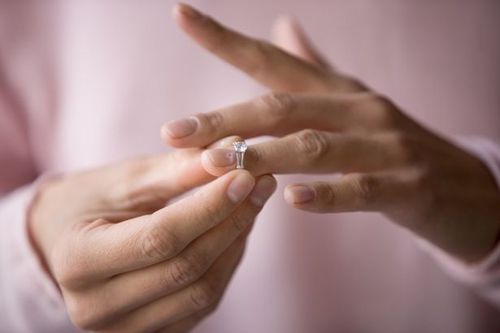 Жених подарил невесте кольцо своей покойной супруги