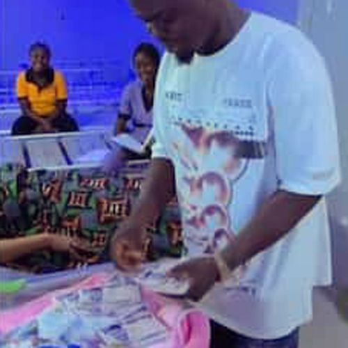 Молодой счастливый отец осыпал новорожденного ребёнка деньгами