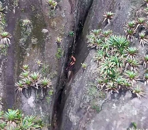 Спасатели вытащили голого мужчину, оказавшегося в расщелине между скалами