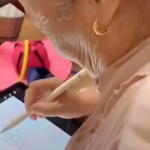 Бабушка попробовала заняться традиционным искусством с помощью современных технологий