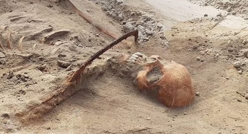 Археологи обнаружили останки «женщины-вампира», пригвождённые к земле серпом
