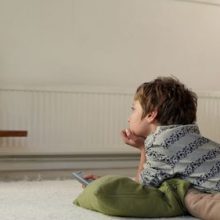 Ребёнок, которому мама не разрешает смотреть телевизор, часами смотрит его в гостях у тёти