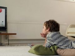 Ребёнок, которому мама не разрешает смотреть телевизор, часами смотрит его в гостях у тёти