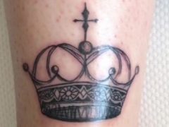 Слишком детализированная татуировка в виде короны со временем расплылась