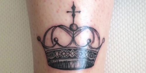 Слишком детализированная татуировка в виде короны со временем расплылась